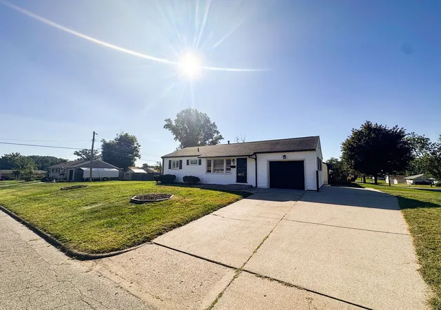 Photo 3 of Single family home for sale at 9 Glenview Dr, Decatur, IL 62521 | MLS# 12786651 | Listing updated on 2026-10-22