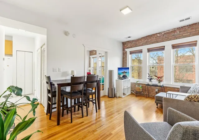 Listing Photo 5 - Condo for sale in building located at 2609 W Gunnison St, Chicago, IL 60625 - Unit #3