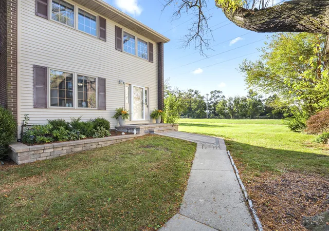 Photo 2 of Townhouse for sale at 8 Washington Ct, Plainfield, IL 60544 | MLS# 12786664 | Listing updated on 2026-10-28