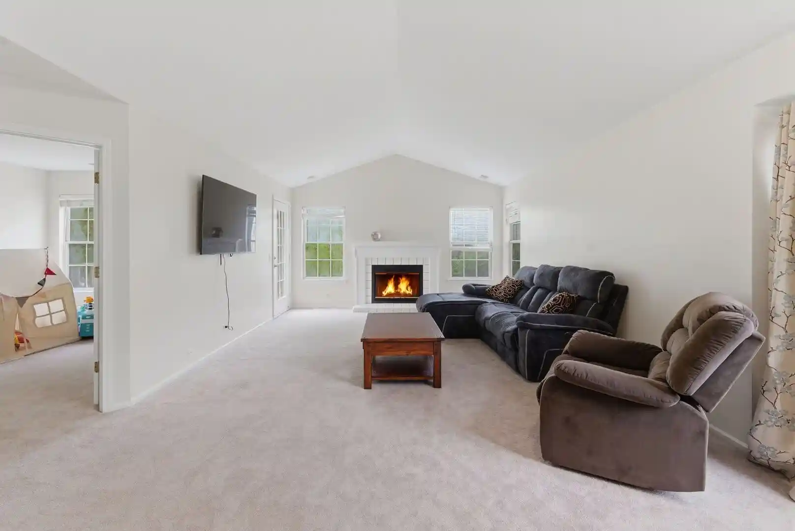 Listing Photo 2 - Condo for sale in 206 Glasgow Ln located at 206 Glasgow Ln, Schaumburg, IL 60194 - Unit #B206
