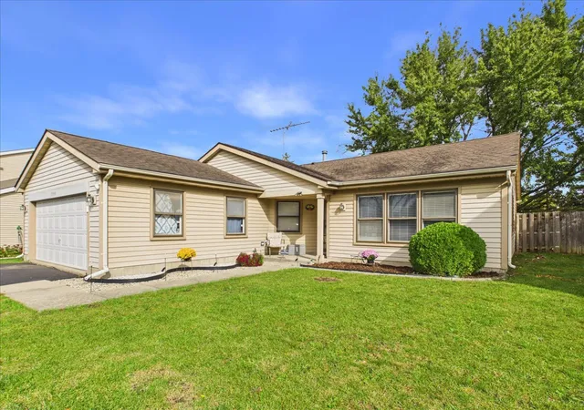 Photo 3 of Single family home for sale at 1353 Fountain Green Dr, Crystal Lake, IL 60014 | MLS# 12786751 | Listing updated on 2026-10-20