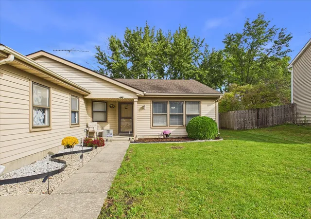 Photo 4 of Single family home for sale at 1353 Fountain Green Dr, Crystal Lake, IL 60014 | MLS# 12786751 | Listing updated on 2026-10-20