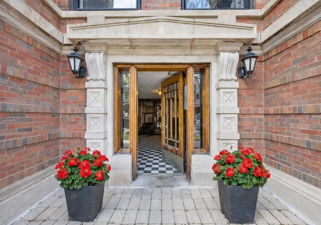 Photo 2 of Townhouse for sale at 5800 S Blackstone Ave #3N, Chicago, IL 60637 | MLS# 12786769 | Listing updated on 2026-10-22