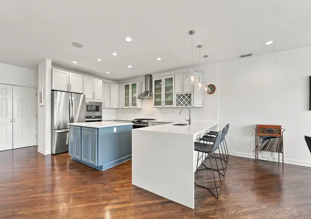 Photo 2 of Condo for sale at 2041 W Division St #302, Chicago, IL 60622 | MLS# 12786783 | Listing updated on 2026-10-22