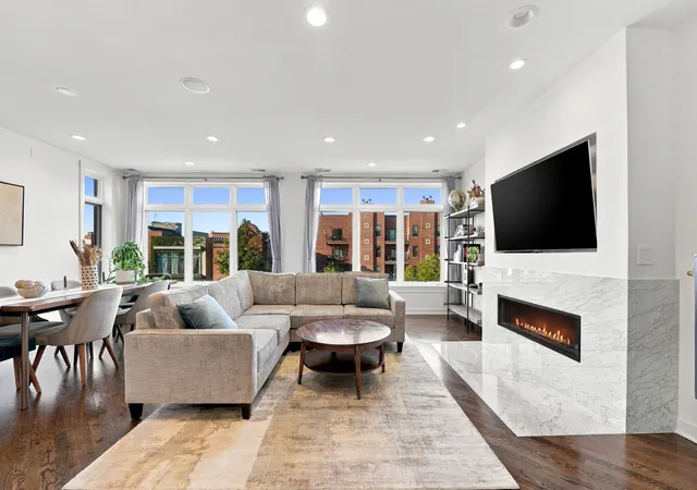 Photo 4 of Condo for sale at 2041 W Division St #302, Chicago, IL 60622 | MLS# 12786783 | Listing updated on 2026-10-22