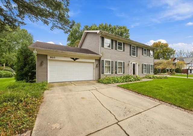 Photo 2 of Single family home for sale at 910 Redwing Dr, Geneva, IL 60134 | MLS# 12786796 | Listing updated on 2026-10-22