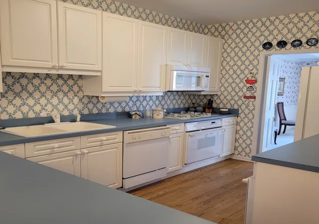 Photo 4 of Townhouse for sale at 22w517 Parkview Dr, Glen Ellyn, IL 60137 | MLS# 12786808 | Listing updated on 2026-10-22