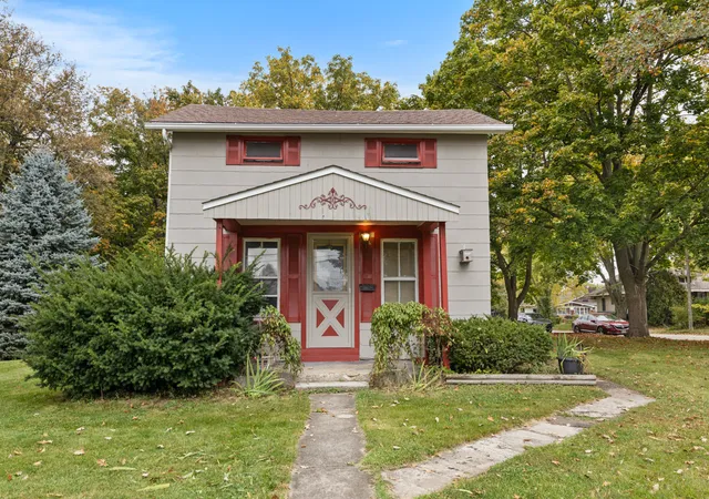 Photo 2 of Single family home for sale at 704 W Grant Hwy, Marengo, IL 60152 | MLS# 12786834 | Listing updated on 2026-10-22