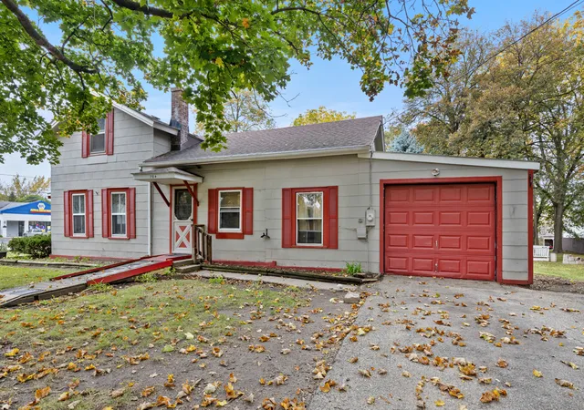 Photo 3 of Single family home for sale at 704 W Grant Hwy, Marengo, IL 60152 | MLS# 12786834 | Listing updated on 2026-10-22