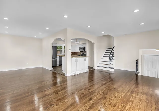 Photo 4 of Single family home for sale at 17061 Evans Dr, South Holland, IL 60473 | MLS# 12786836 | Listing updated on 2026-10-23