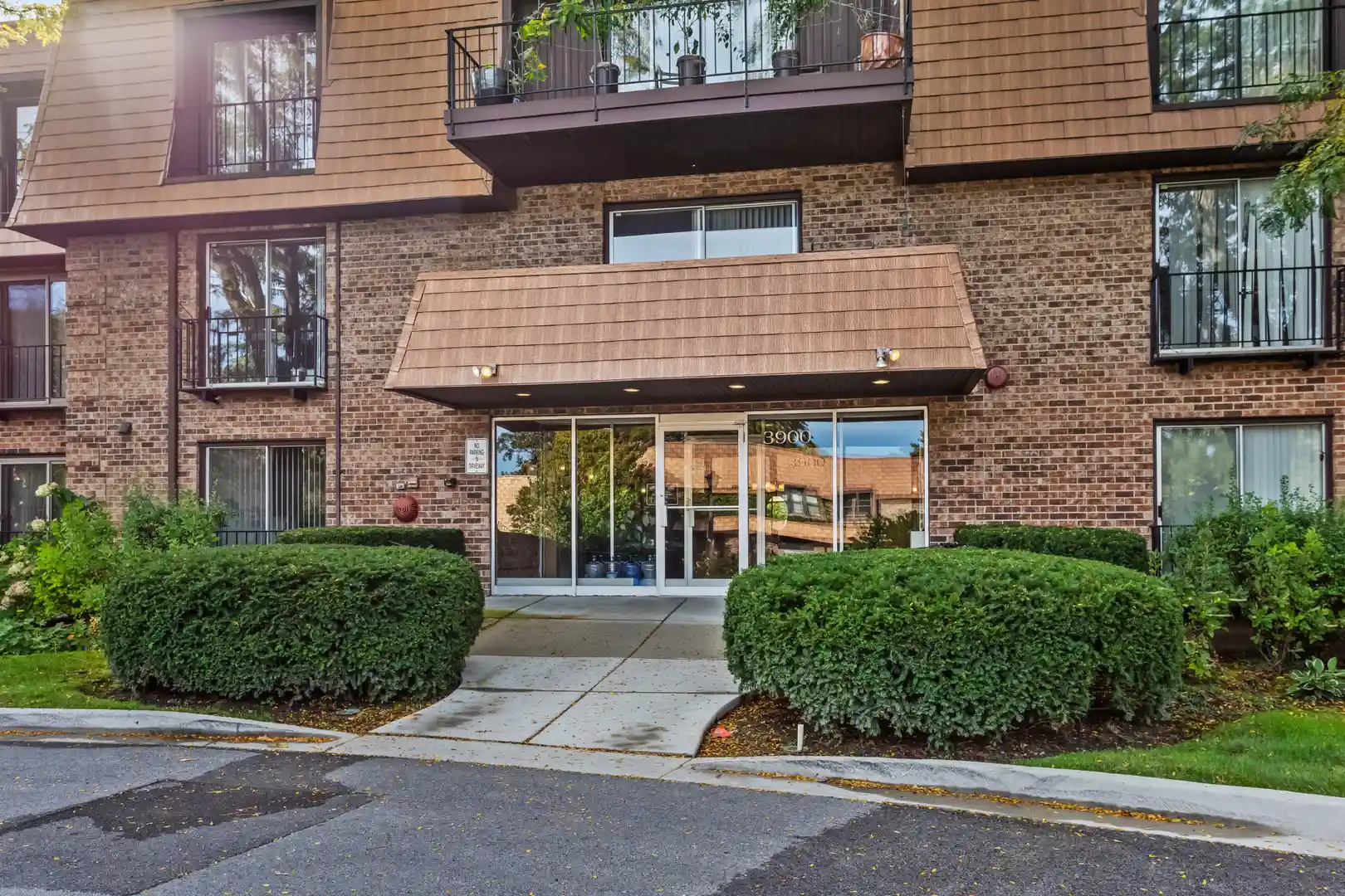 Listing Photo 2 - Condo for sale in 3900 Dundee Rd located at 3900 Dundee Rd, Northbrook, IL 60062 - Unit #304
