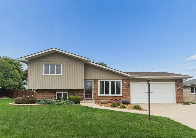 Single family home for sale at 6148 La Grande Ct, Oak Forest, IL 60452 | MLS# 12786866
