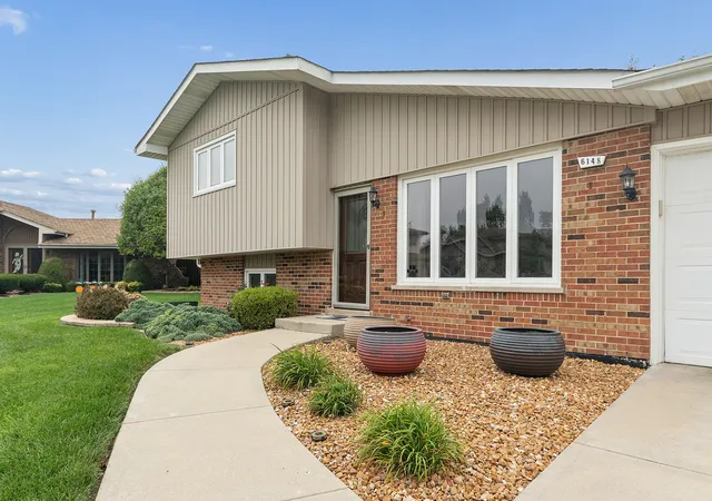 Photo 3 of Single family home for sale at 6148 La Grande Ct, Oak Forest, IL 60452 | MLS# 12786866 | Listing updated on 2026-10-22