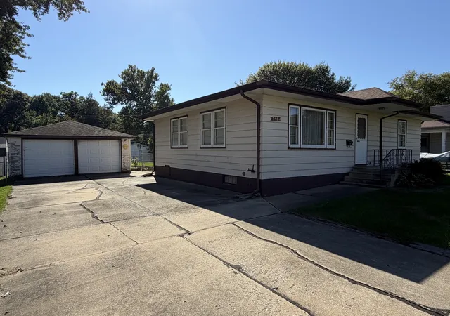 Photo 3 of Single family home for sale at 546 Oaklawn Ave, East Moline, IL 61244 | MLS# 12786891 | Listing updated on 2026-10-16