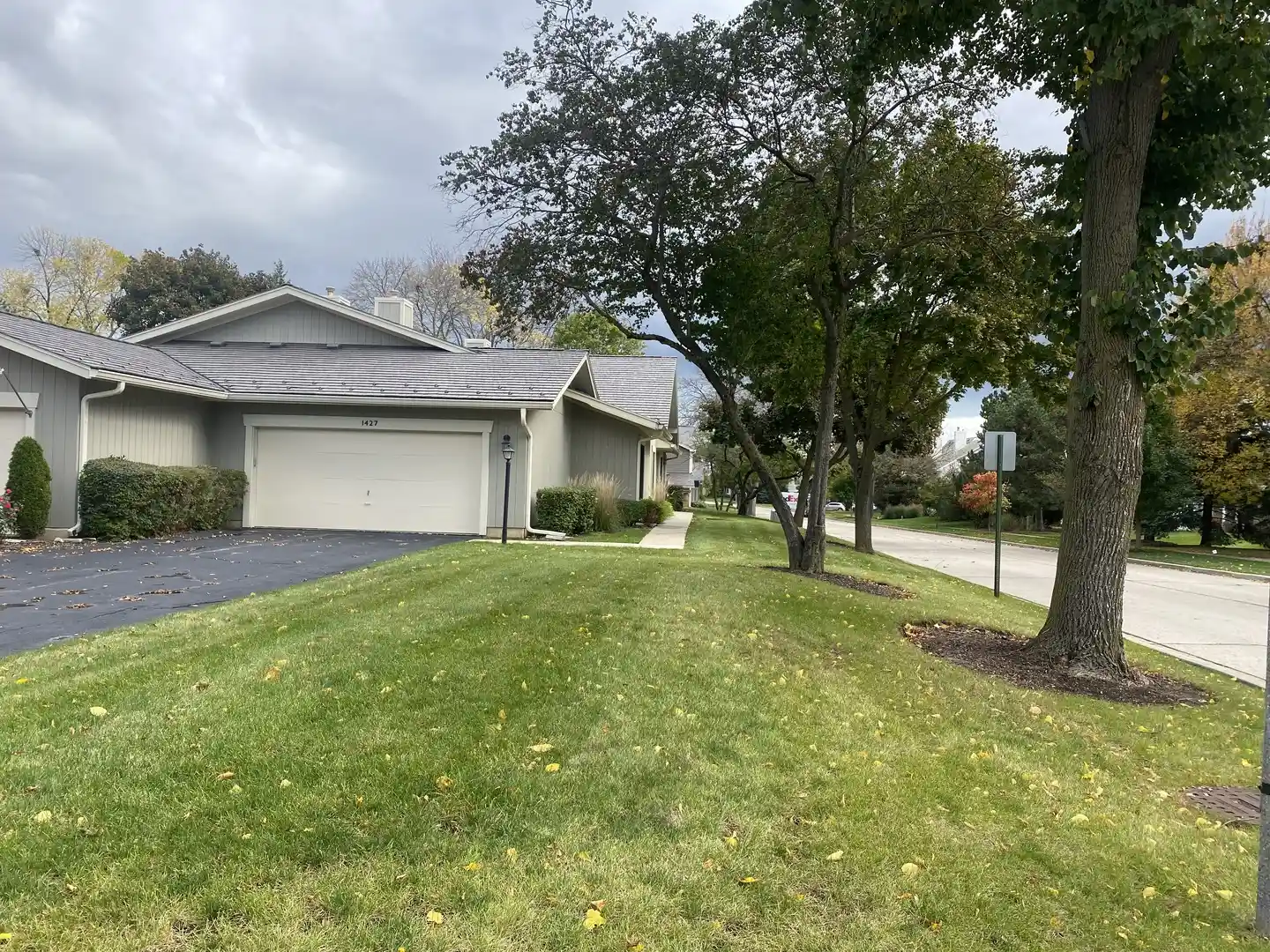 Listing Photo 1 - Condo for sale in 1427 James Ct located at 1427 James Ct, Libertyville, IL 60048 - Unit 1427 James Ct