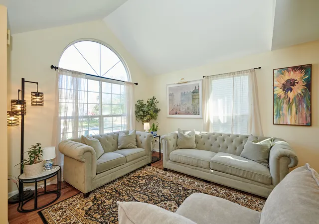 Photo 4 of Single family home for sale at 11 Eagle Ct, Streamwood, IL 60107 | MLS# 12786976 | Listing updated on 2026-10-22