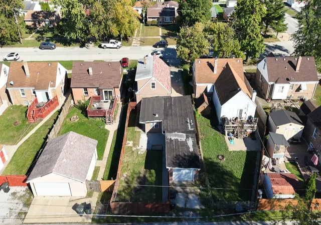 Photo 3 of Single family home for sale at 17950 School St, Lansing, IL 60438 | MLS# 12786995 | Listing updated on 2026-10-21