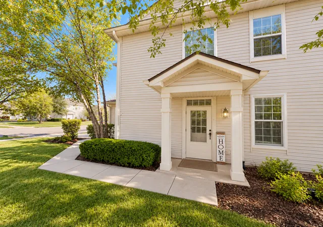Photo 3 of Townhouse for sale at 2100 Sunrise Cir, Aurora, IL 60503 | MLS# 12786997 | Listing updated on 2026-10-23