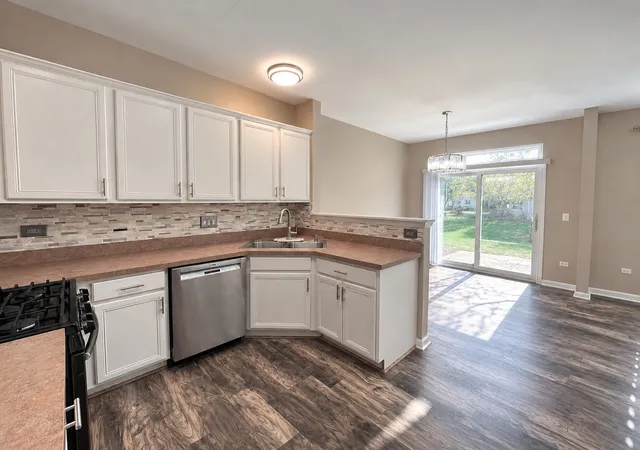 Photo 4 of Townhouse for sale at 2100 Sunrise Cir, Aurora, IL 60503 | MLS# 12786997 | Listing updated on 2026-10-23