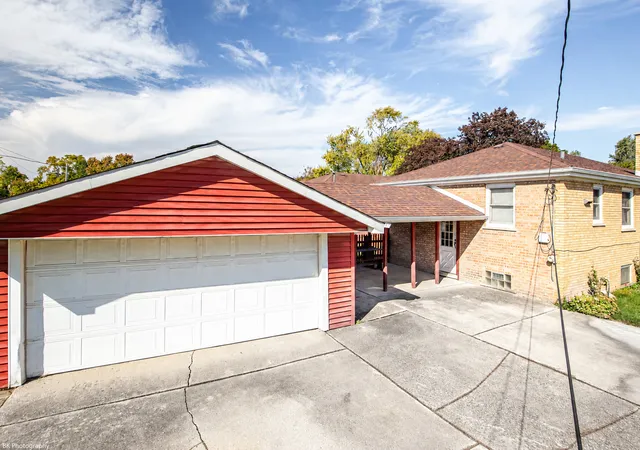 Photo 2 of Single family home for sale at 5101 W 83rd Street, Burbank, IL 60459 | MLS# 12787005 | Listing updated on 2026-10-22