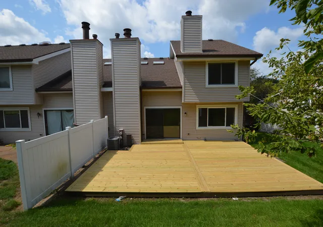 Photo 2 of Townhouse for sale at 516 N Thornwood Dr #0, Mc Henry, IL 60050 | MLS# 12787033 | Listing updated on 2026-10-22