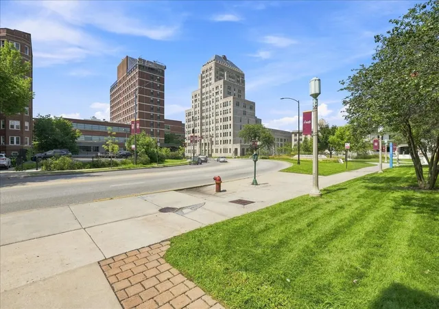 Photo 3 of Condo for sale at 6301 N Sheridan Rd #3D, Chicago, IL 60660 | MLS# 12787035 | Listing updated on 2026-10-22