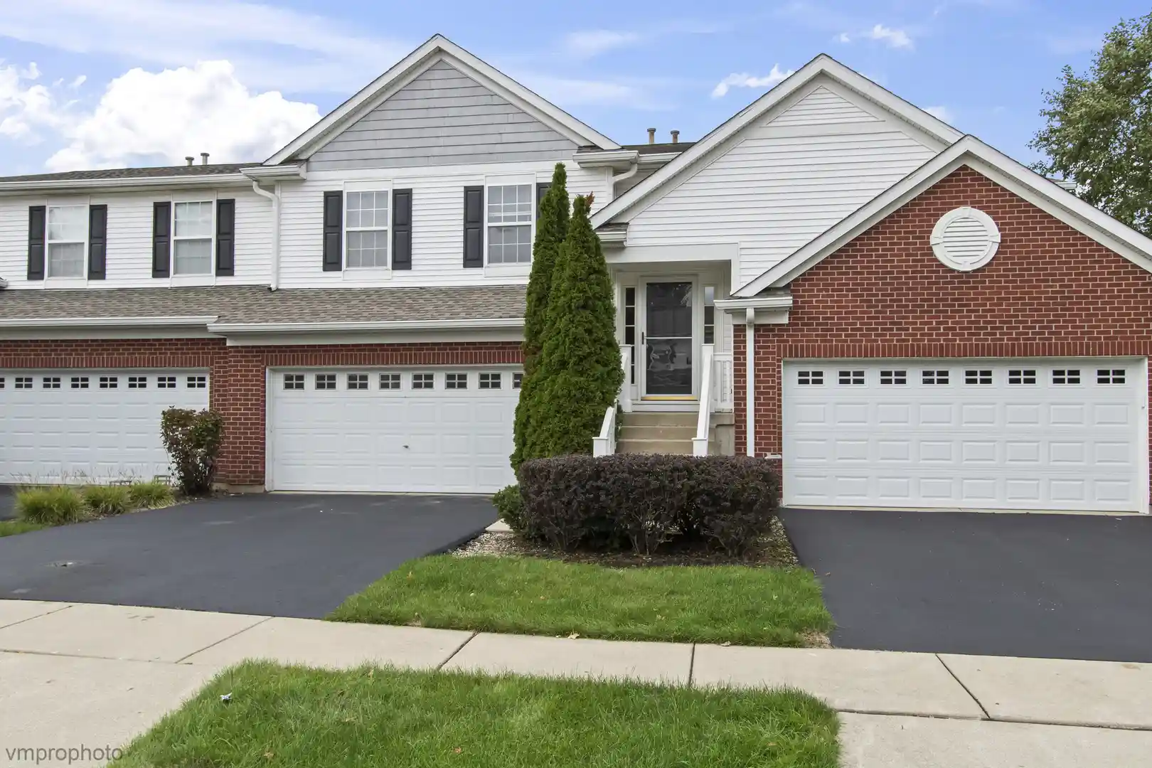 Listing Photo 1 - Condo for sale in 1582 Matthew Dr located at 1582 Matthew Dr, Algonquin, IL 60102 - Unit #1582