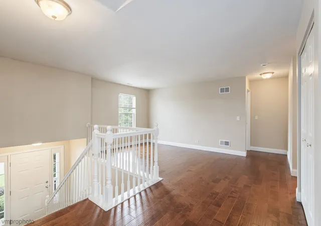 Listing Photo 3 - Condo for sale in building located at 1582 Matthew Dr, Algonquin, IL 60102 - Unit #1582