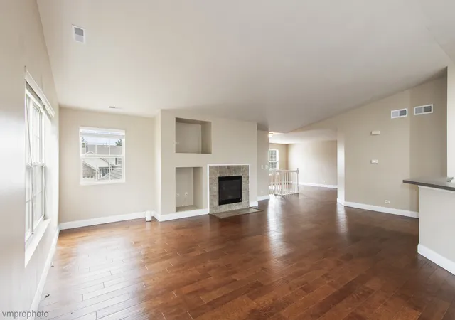 Listing Photo 5 - Condo for sale in building located at 1582 Matthew Dr, Algonquin, IL 60102 - Unit #1582
