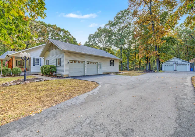 Photo 3 of Single family home for sale at 16555 N Mccauley Ln, Mt Vernon, IL 62864 | MLS# 12787051 | Listing updated on 2026-10-20
