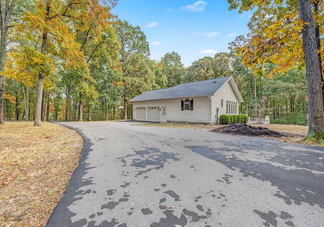 Photo 3 of Single family home for sale at 16555 N Mccauley Ln, Mt Vernon, IL 62864 | MLS# 12787051 | Listing updated on 2026-10-20