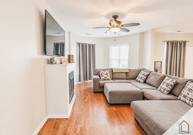 Photo 2 of Condo for sale at 4615 S Michigan Ave #3S, Chicago, IL 60653 | MLS# 12787067 | Listing updated on 2026-10-22