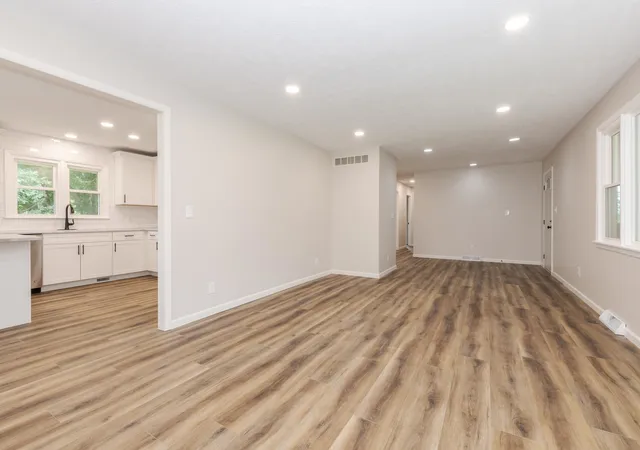 Photo 4 of Single family home for sale at 1005 Rabbit Hl Rd, Bloomington, IL 61705 | MLS# 12787119 | Listing updated on 2026-10-22