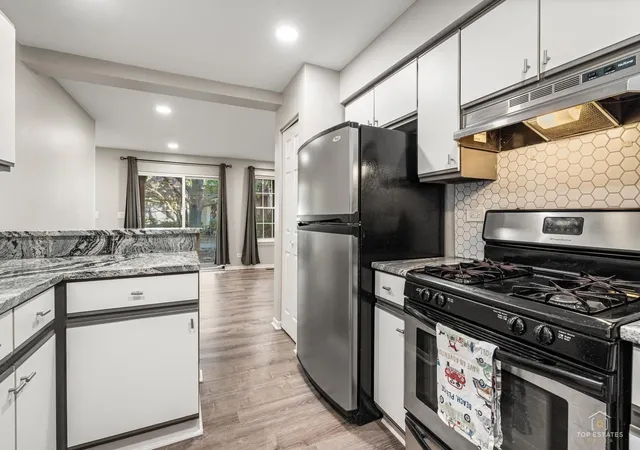 Listing Photo 3 - Condo for sale in building located at 1028 Rockport Dr, Carol Stream, IL 60188