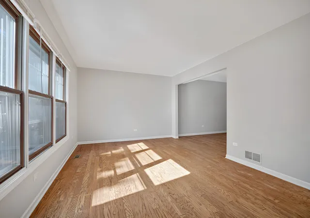 Photo 4 of Single family home for sale at 571 Shenandoah Trl, Elgin, IL 60123 | MLS# 12787136 | Listing updated on 2026-10-23