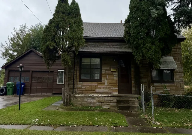 Single family home for sale at 1807 Garfield St, Clinton, IA 52732 | MLS# 12787137