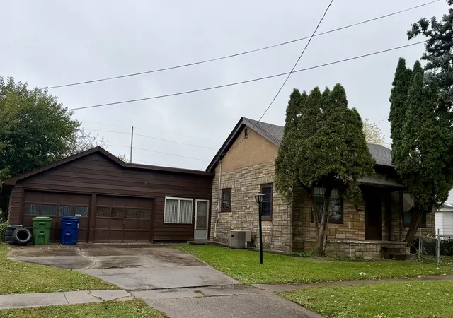 Photo 1 of Single family home for sale at 1807 Garfield St, Clinton, IA 52732 | MLS# 12787137 | Listing updated on 2026-10-22