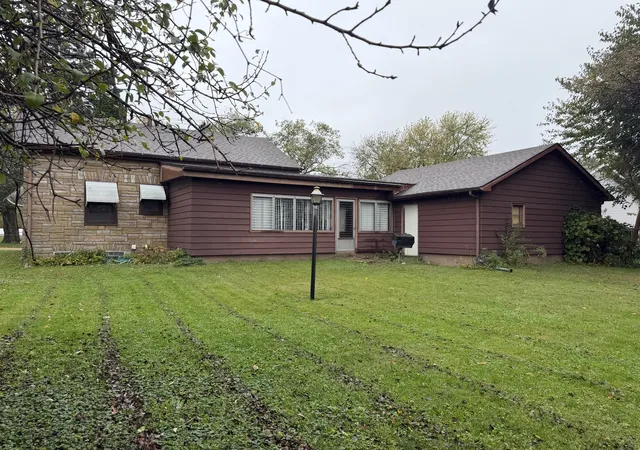 Photo 2 of Single family home for sale at 1807 Garfield St, Clinton, IA 52732 | MLS# 12787137 | Listing updated on 2026-10-22