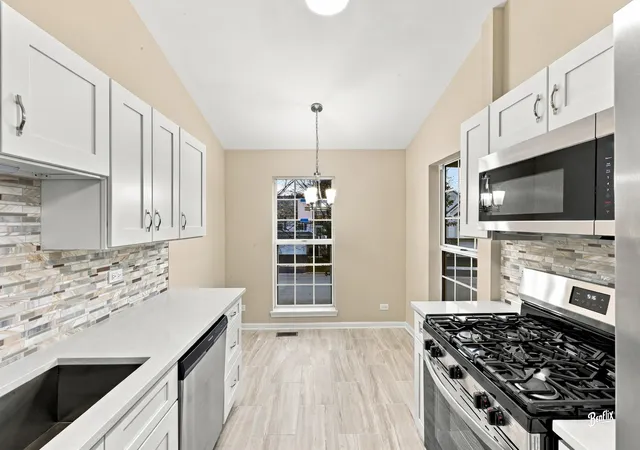 Photo 4 of Townhouse for sale at 2656 S Cedar Glen Dr, Arlington Heights, IL 60005 | MLS# 12787144 | Listing updated on 2026-10-22