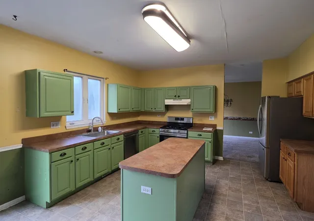 Photo 3 of Single family home for sale at 5475 Savoy Dr, Lake In The Hills, IL 60156 | MLS# 12787147 | Listing updated on 2026-10-23