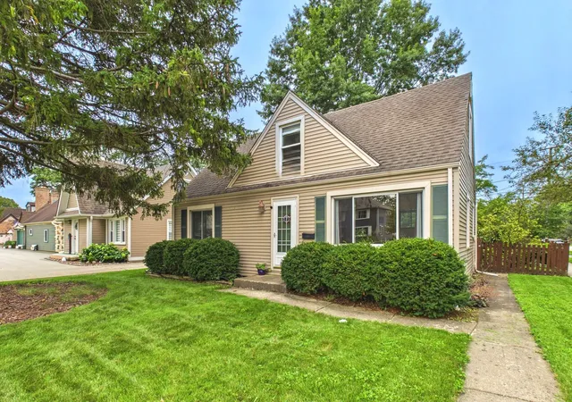 Single family home for sale at 520 N Eastwood Ave, Mount Prospect, IL 60056 | MLS# 12787181