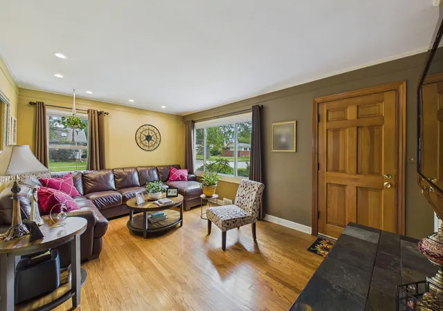 Photo 1 of Single family home for sale at 520 N Eastwood Ave, Mount Prospect, IL 60056 | MLS# 12787181 | Listing updated on 2026-10-22