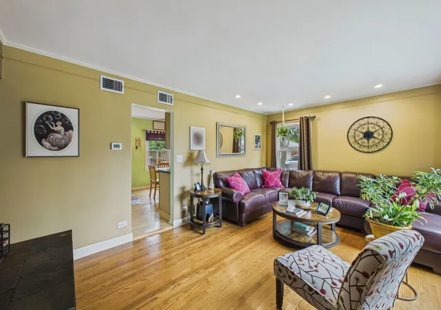 Photo 2 of Single family home for sale at 520 N Eastwood Ave, Mount Prospect, IL 60056 | MLS# 12787181 | Listing updated on 2026-10-22