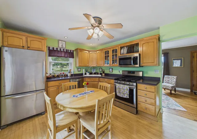 Photo 3 of Single family home for sale at 520 N Eastwood Ave, Mount Prospect, IL 60056 | MLS# 12787181 | Listing updated on 2026-10-22