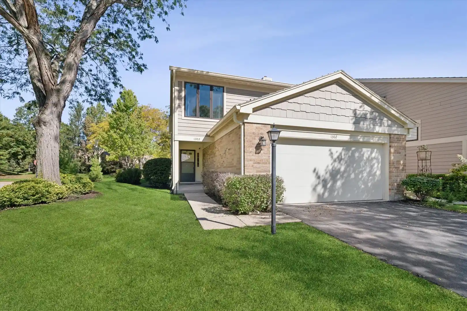 Listing Photo 1 - Condo for sale in 1302 Pimlico Pkwy located at 1302 Pimlico Pkwy, Libertyville, IL 60048 - Unit 1302 Pimlico Pkwy