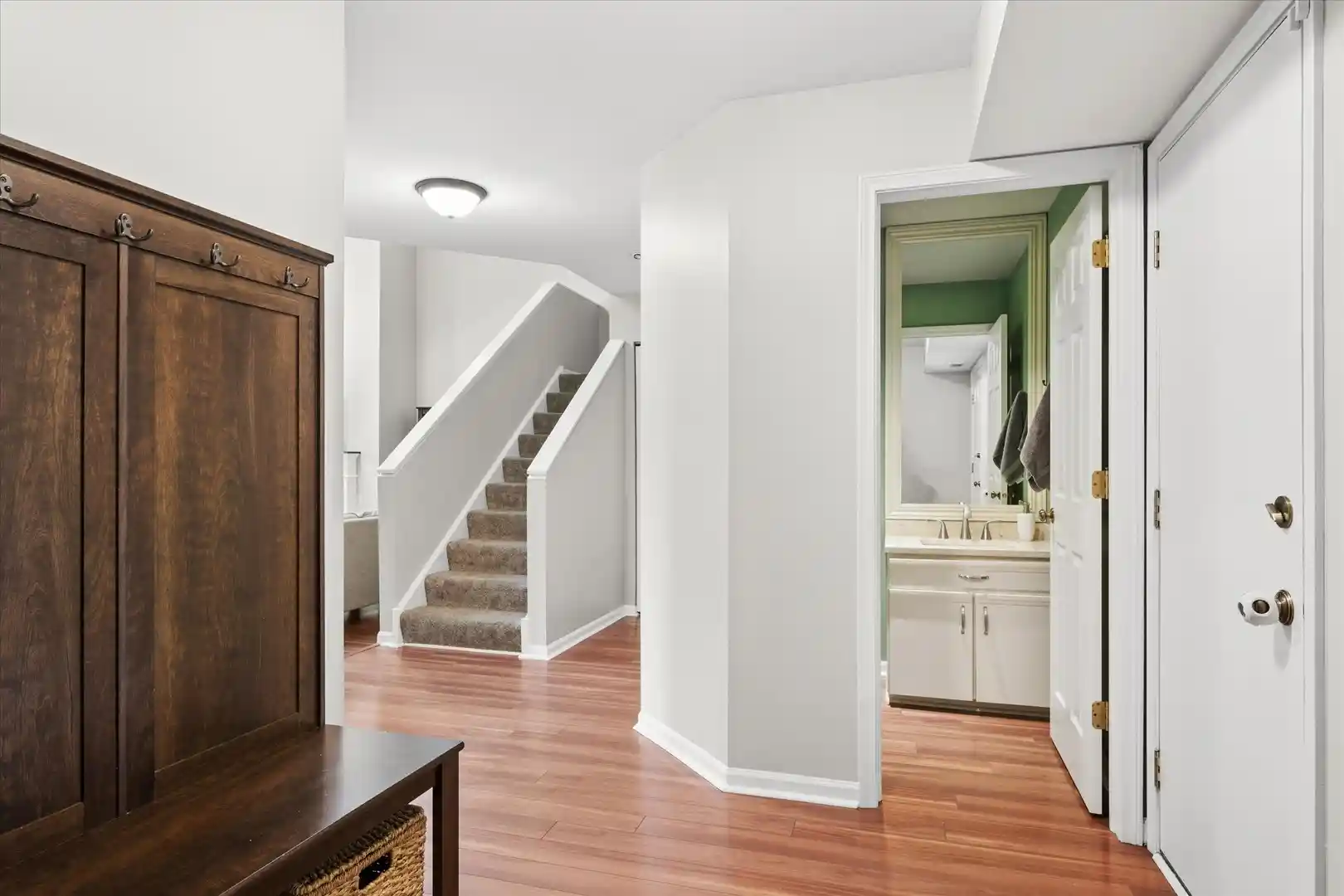 Listing Photo 2 - Condo for sale in 1302 Pimlico Pkwy located at 1302 Pimlico Pkwy, Libertyville, IL 60048 - Unit 1302 Pimlico Pkwy