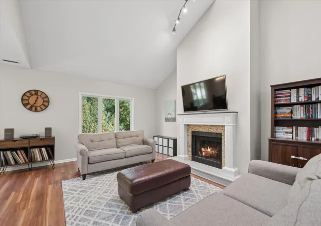 Listing Photo 4 - Condo for sale in building located at 1302 Pimlico Pkwy, Libertyville, IL 60048 - Unit #-