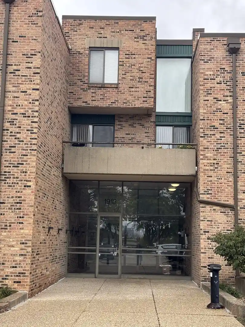 Listing Photo 2 - Condo for sale in 1919 Prairie Sq located at 1919 Prairie Sq, Schaumburg, IL 60173 - Unit #32