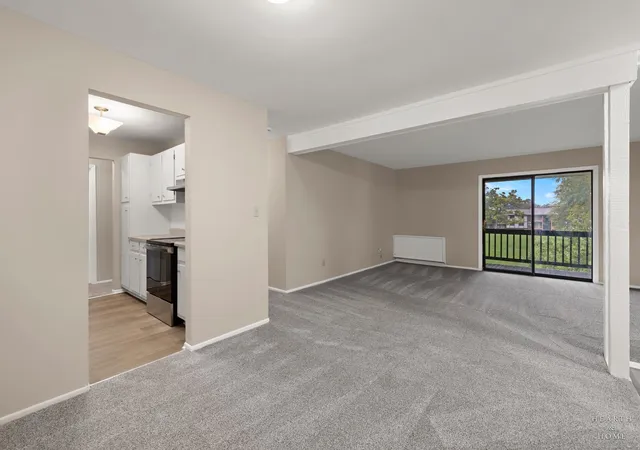 Listing Photo 3 - Condo for sale in building located at 4602 W Northfox Ln, McHenry, IL 60050 - Unit #6