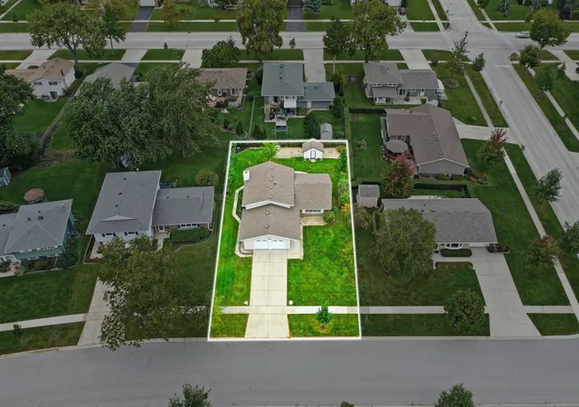 Photo 2 of Single family home for sale at 218 Desmond Dr, Schaumburg, IL 60193 | MLS# 12787249 | Listing updated on 2026-10-21